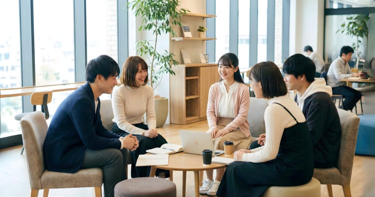 桜花ライフアカデミーで若者がグループディスカッションをしている様子