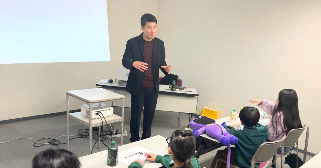 桜花ライフアカデミー代表の石井が、子どもたちに講義をしている