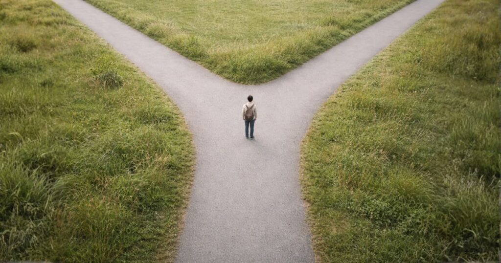 キャリアの分岐点に立つイメージ