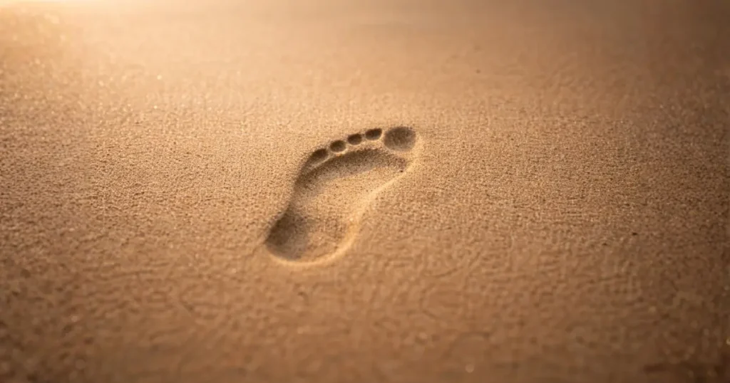 最初の一歩を踏み出すことを象徴する足跡