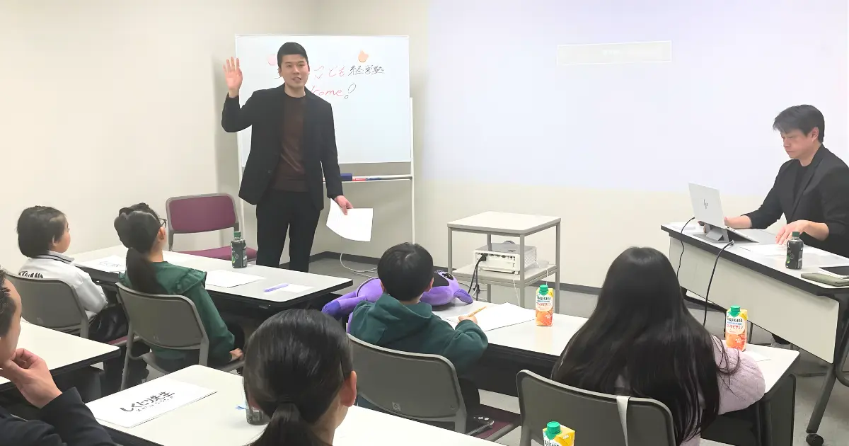 桜花ライフアカデミー代表の石井が、子どもたちに講義をしている