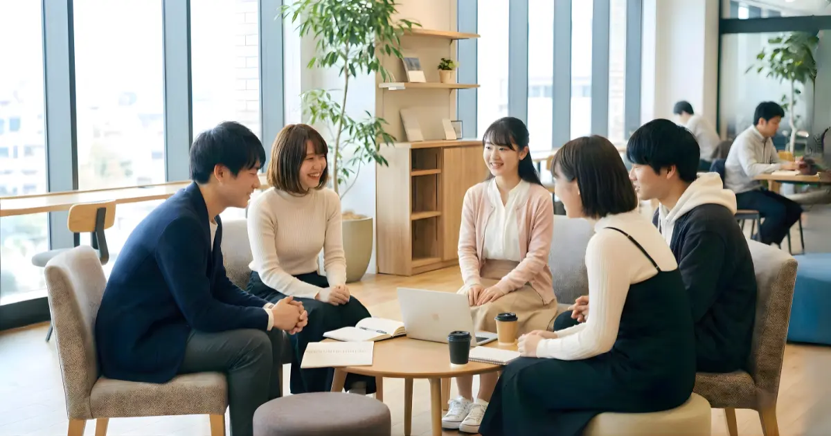 桜花ライフアカデミーで若者がグループディスカッションをしている様子