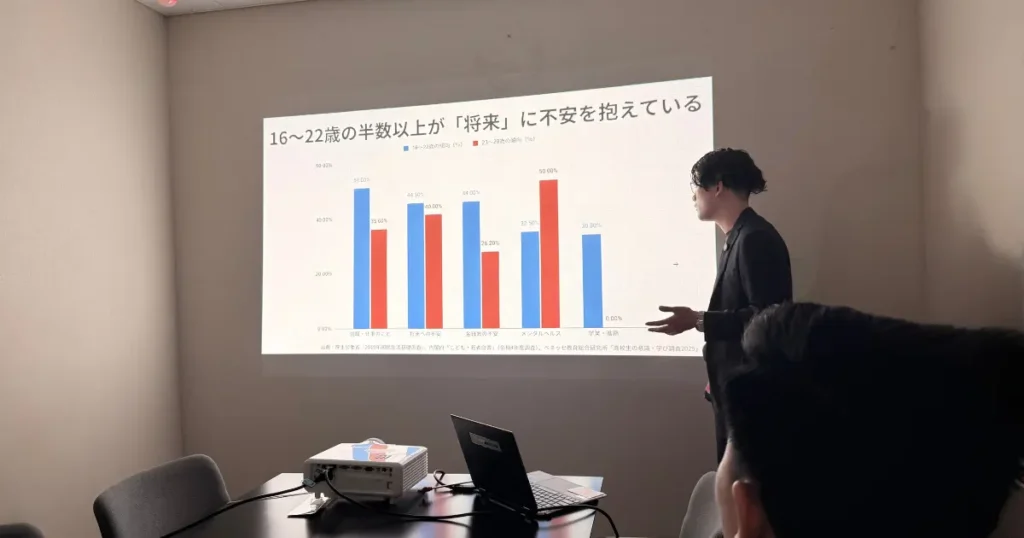 桜花ライフアカデミーの講義風景。代表の石井が参加者の前で講義をしている様子